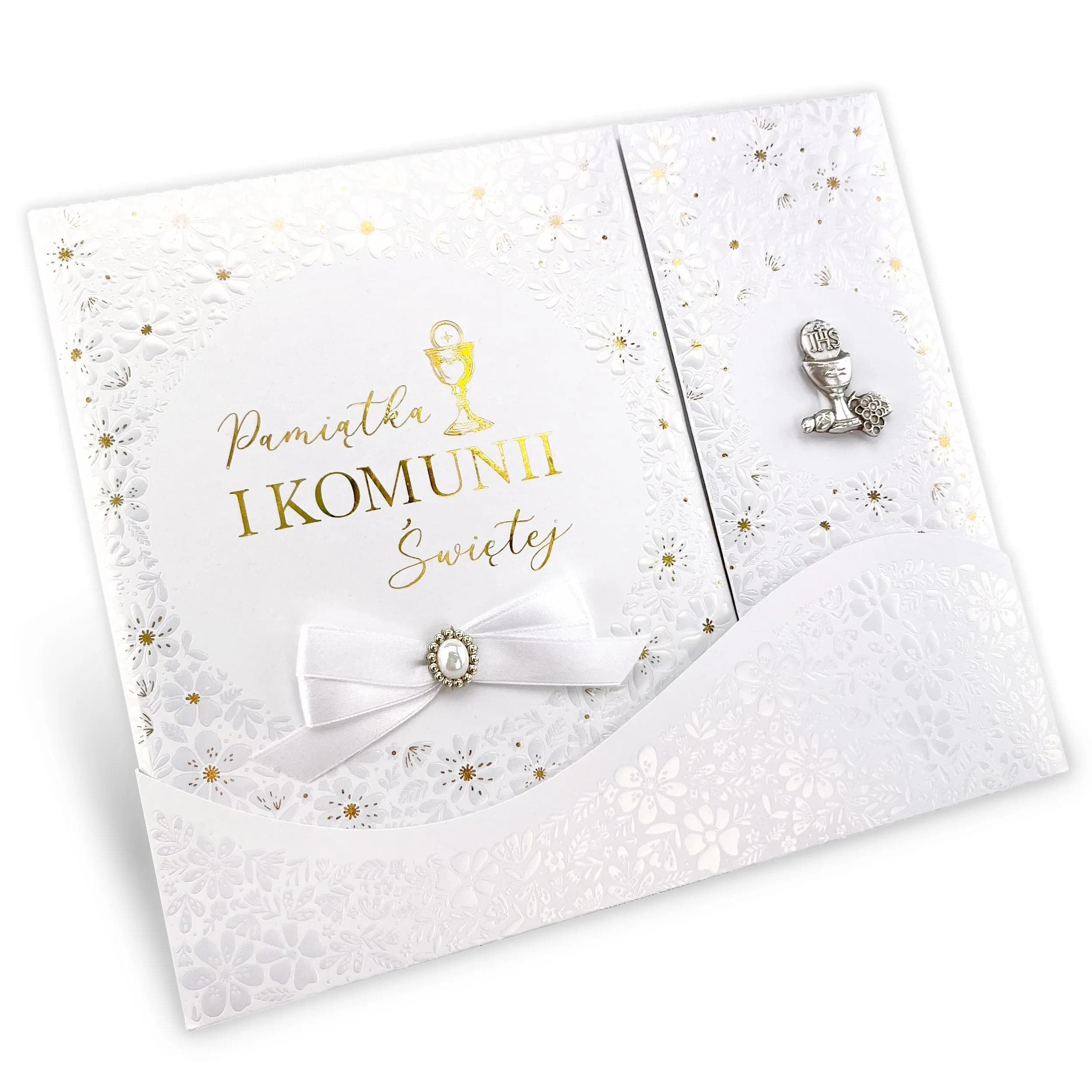 Zdjęcie albumu a4 na Komunię pod kątem, pokazuje wszystkie szczegóły zdobień, wzór w tłoczone kwiatki z kokardką