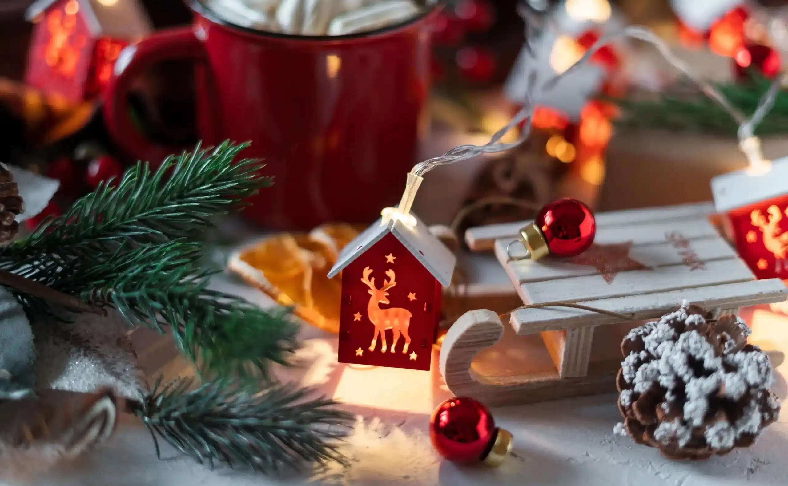 Jak stworzyć świąteczny klimat w sklepie lub w kwiaciarni? Pomysły na świąteczne dekoracje