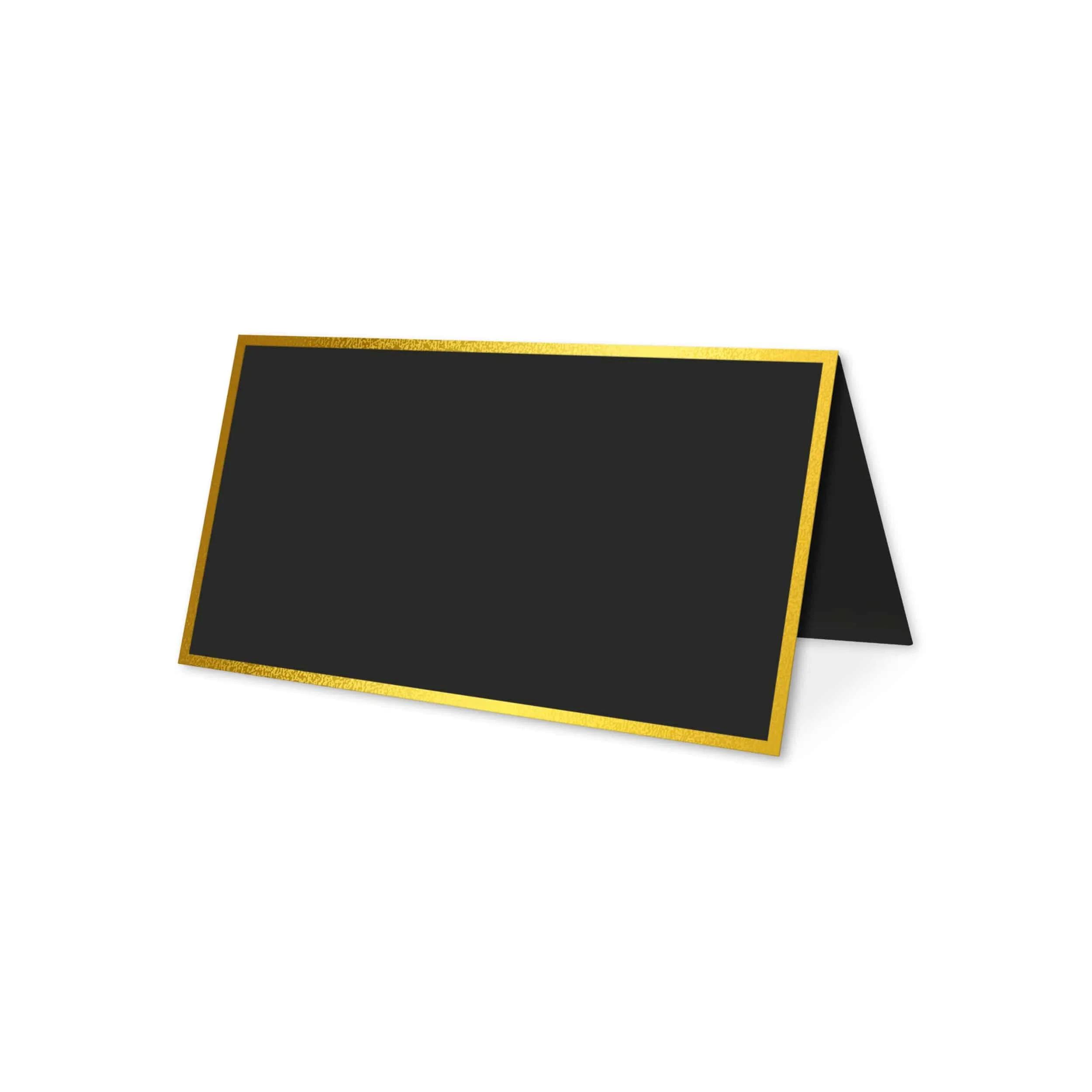 Winietka czarna uniwersalna z eleganckim złoceniem, przeznaczona do prezentacji nazwiska gościa stylizowaną czcionką. Subtelny dodatek do dekoracji stołu weselnego, podkreślający uroczysty charakter przyjęcia. Wzór z ramką.