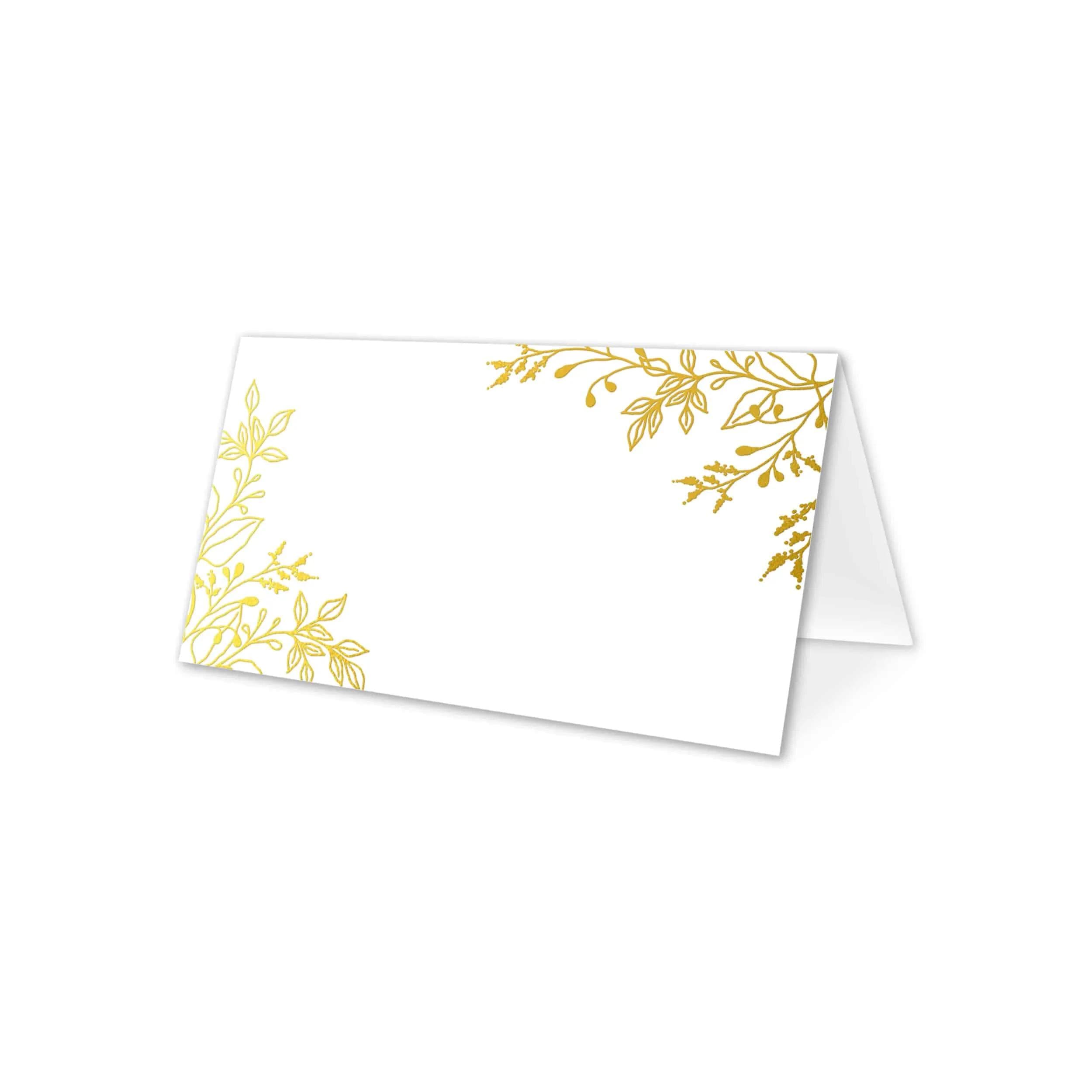 Winietka ślubna lub uniwersalna z eleganckim złoceniem, przeznaczona do prezentacji nazwiska gościa stylizowaną czcionką. Subtelny dodatek do dekoracji stołu weselnego, podkreślający uroczysty charakter przyjęcia.