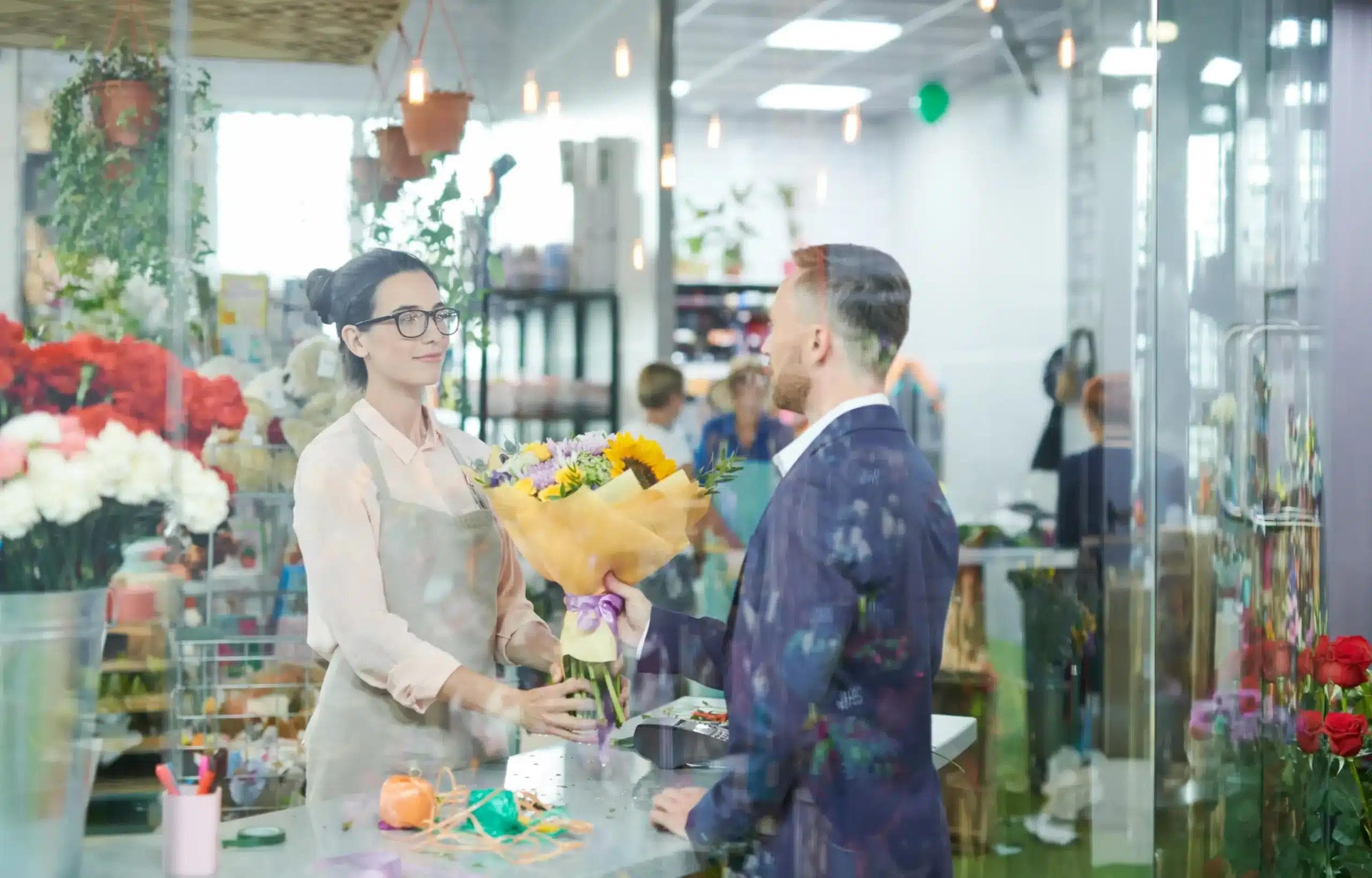 Jakie dekoracje wybrać do ozdobienia tortu lub bukietu na różne okazje? Efektowe ozdoby, które robią różnicę