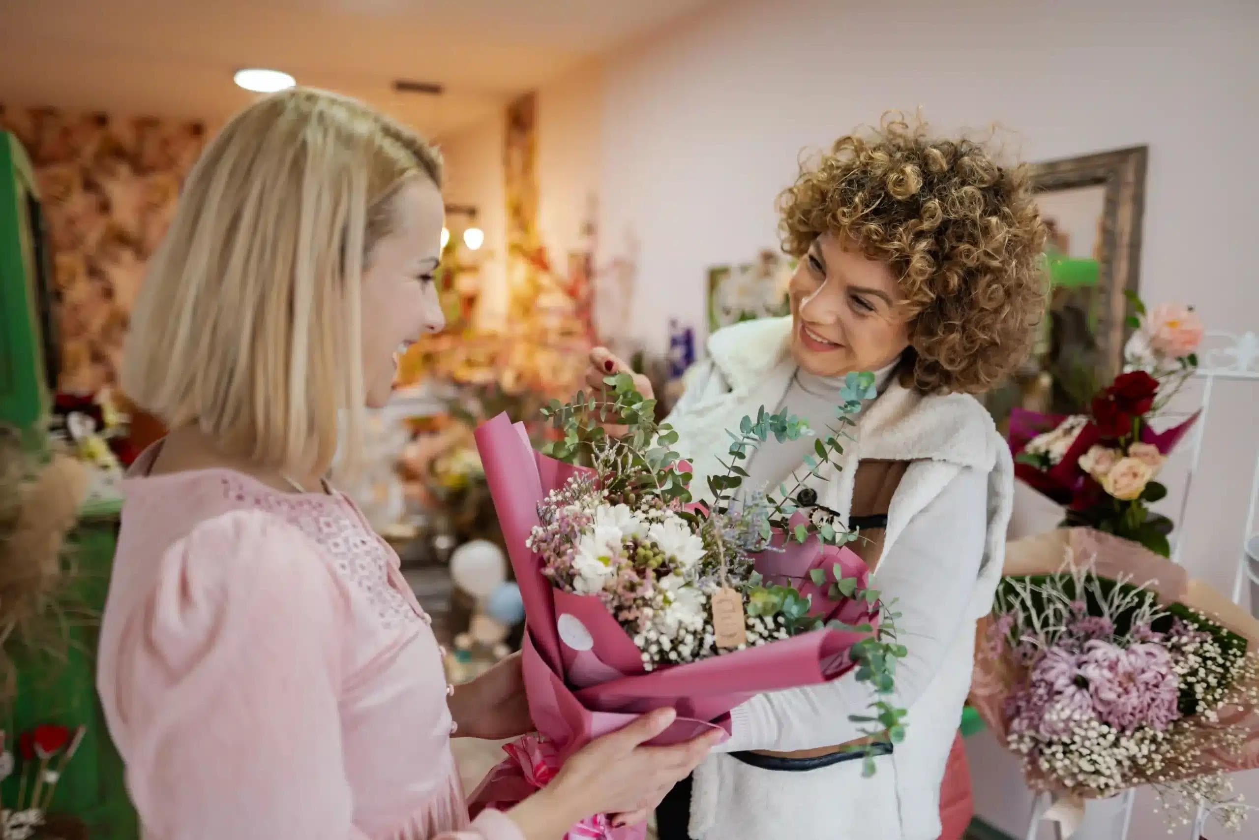 Jakie dekoracje wybrać do ozdobienia tortu lub bukietu na różne okazje? Efektowe ozdoby, które robią różnicę