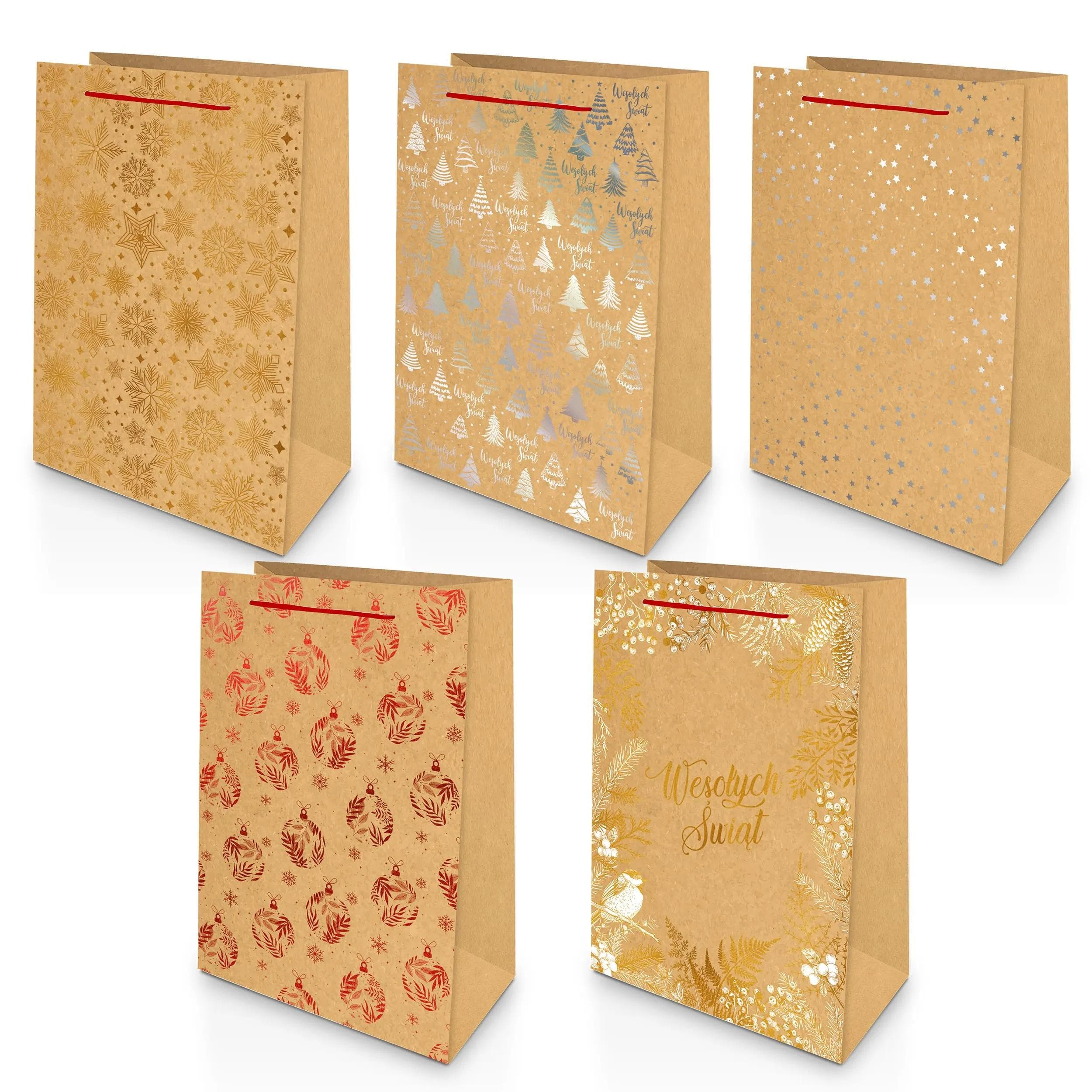 Komplet świątecznych toreb prezentowych A4 z papieru kraft – mix 5 wzorów z gwiazdkami, śnieżynkami, choinkami, bombkami i napisem „Wesołych Świąt”.