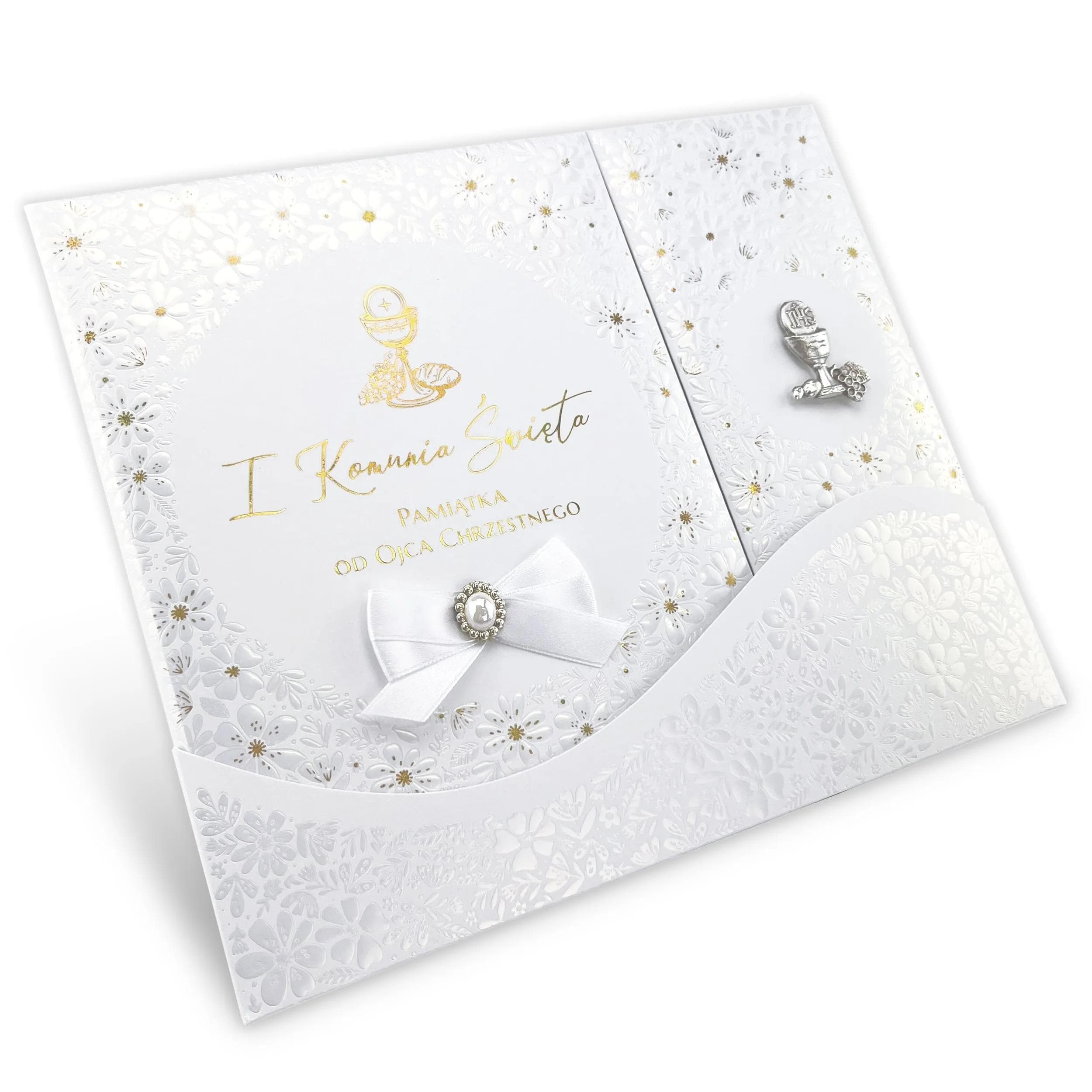 Zdjęcie albumu a4 na Komunię pod kątem, pokazuje wszystkie szczegóły zdobień, wzór w tłoczone kwiatki z kokardką od Ojca Chrzestnego