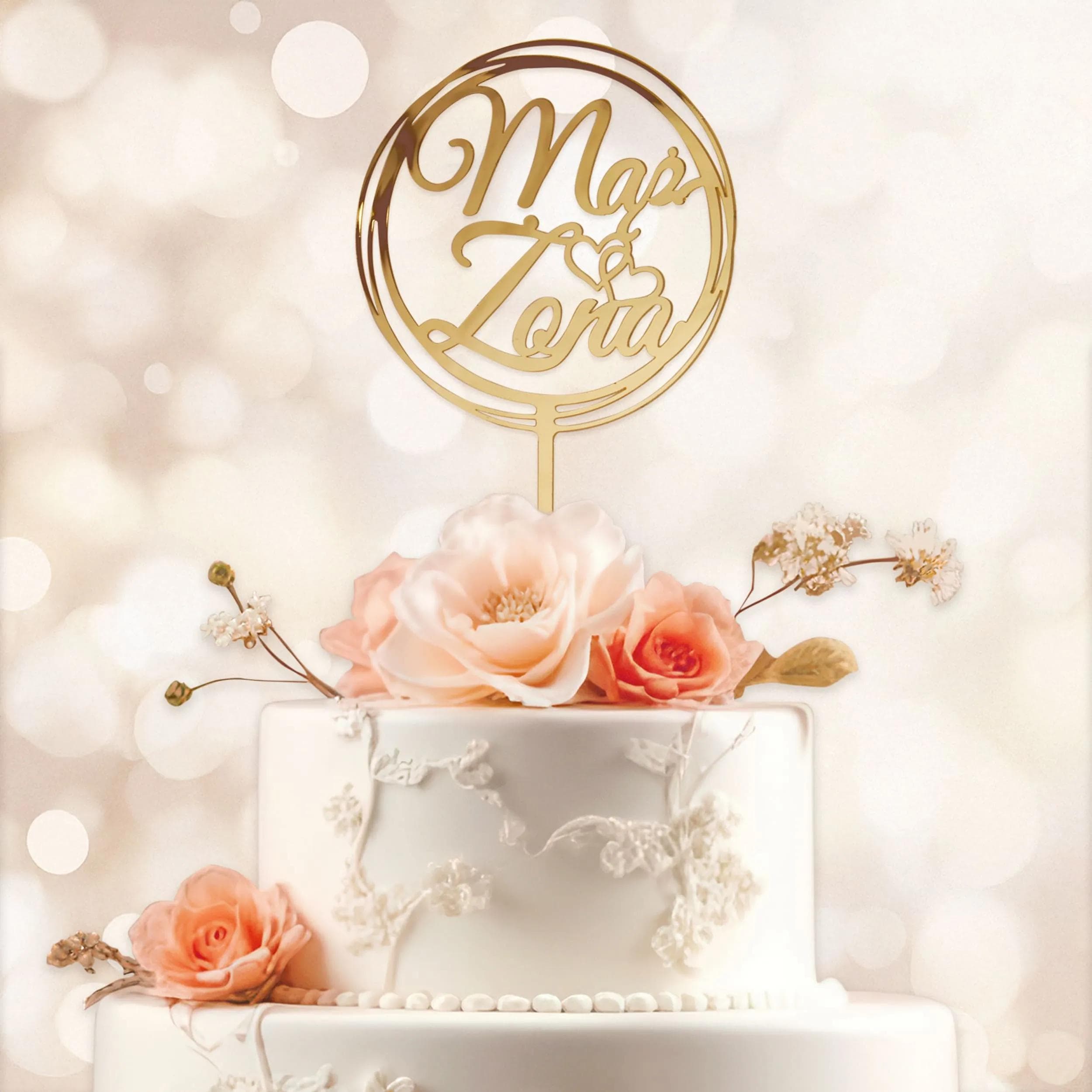Złoty topper na tort ślubny w lustrzanym wykończeniu, elegancka dekoracja z napisem, odbijająca światło i umieszczona na szpilkach do łatwego mocowania na torcie