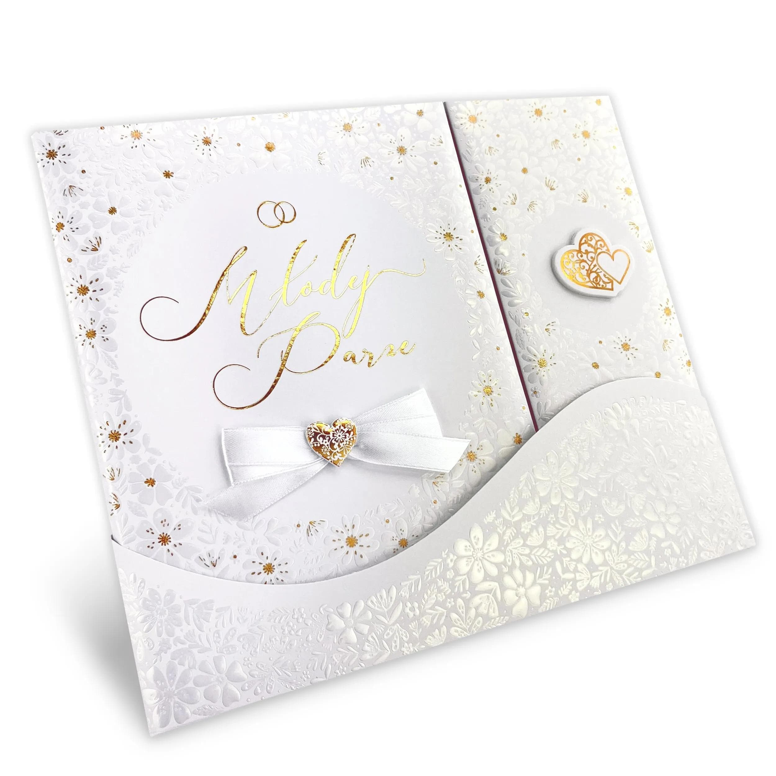 Album na zdjęcia Ślubne i wpisy gości - piękne złocenia, tłoczenia i satynowa kokarda sprawiają, że album jest niezwykle elegancki i stylowy, zdjęcie pod kątem.