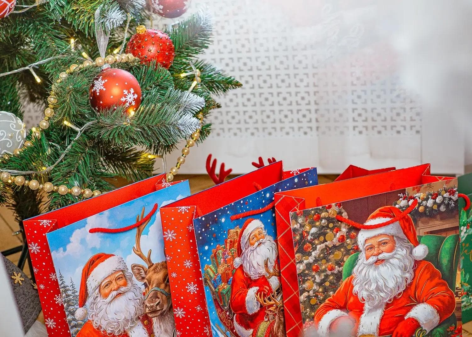 Jak stworzyć świąteczny klimat w sklepie lub w kwiaciarni? Pomysły na świąteczne dekoracje