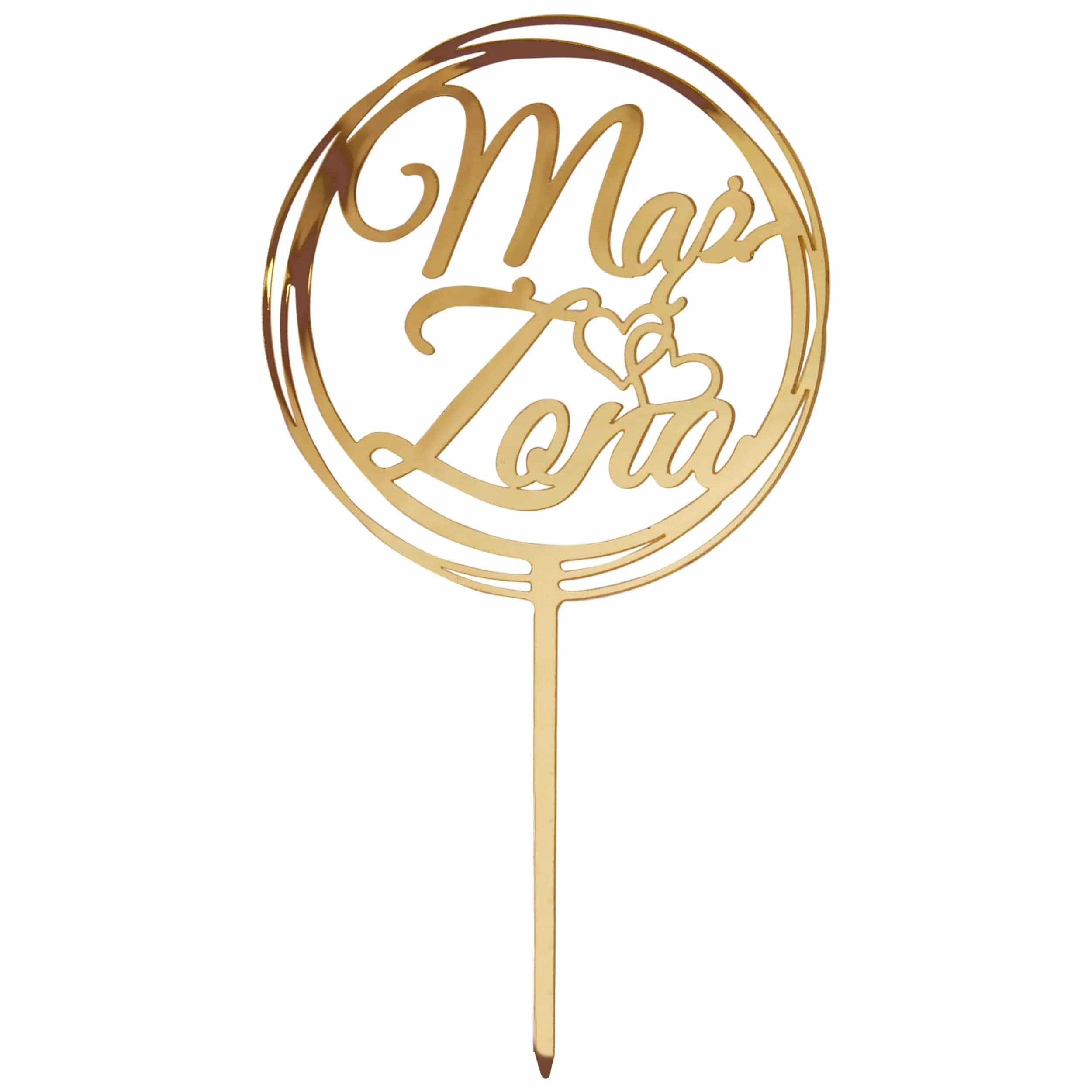 Złoty topper na tort ślubny w lustrzanym wykończeniu, elegancka dekoracja z napisem, odbijająca światło i umieszczona na szpilkach do łatwego mocowania na torcie