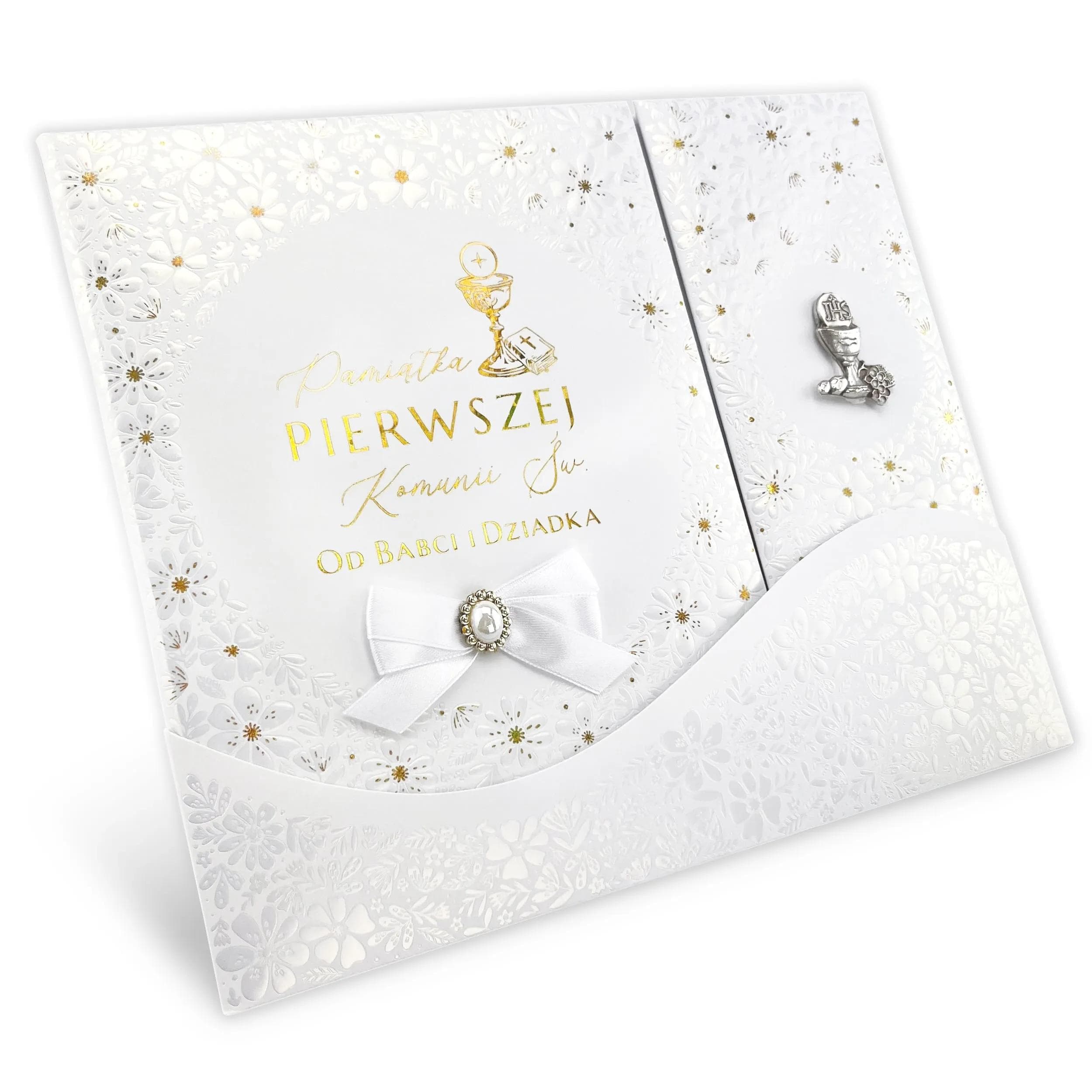 Zdjęcie albumu a4 na Komunię pod kątem, pokazuje wszystkie szczegóły zdobień, wzór w tłoczone kwiatki z kokardką od Babci i Dziadka