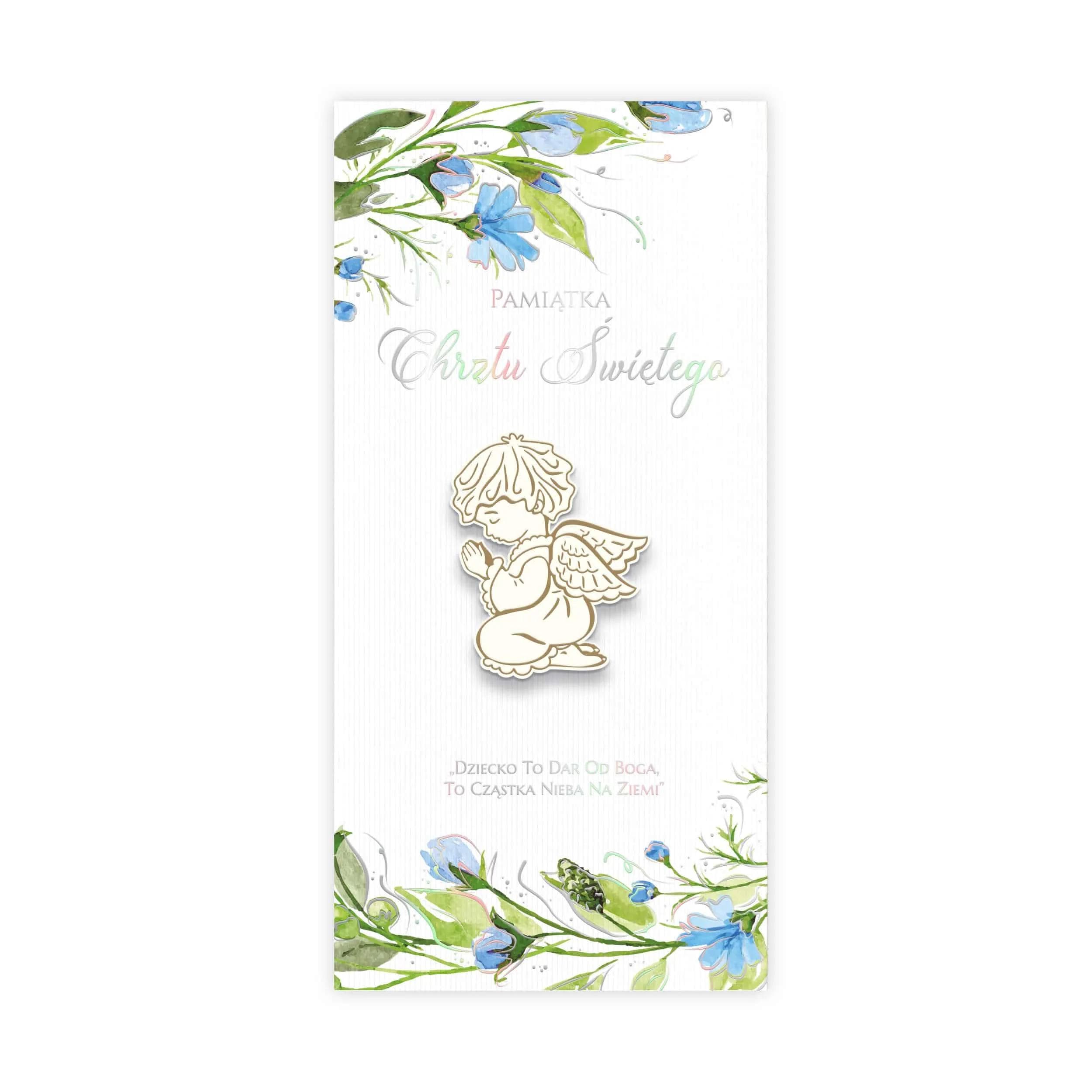 Kartka na chrzest z akwarelowymi kwiatami i drewnianym grawerowanym elementem ozdobnym. Wzór niebieski z modlącym się aniołkiem.