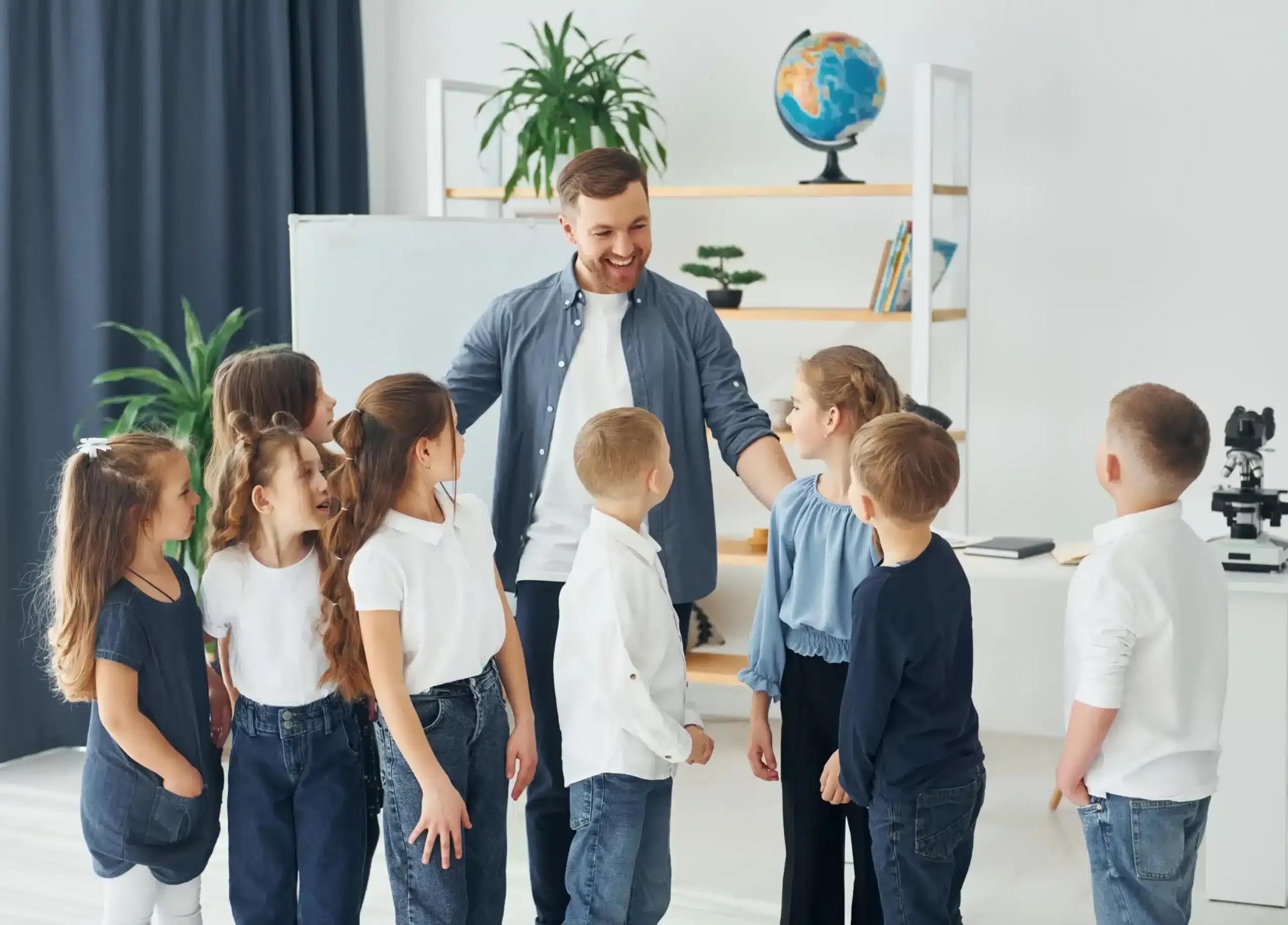 Życzenia dla nauczyciela na koniec roku szkolnego – podziękowanie i gotowe propozycje życzeń dla wychowawcy