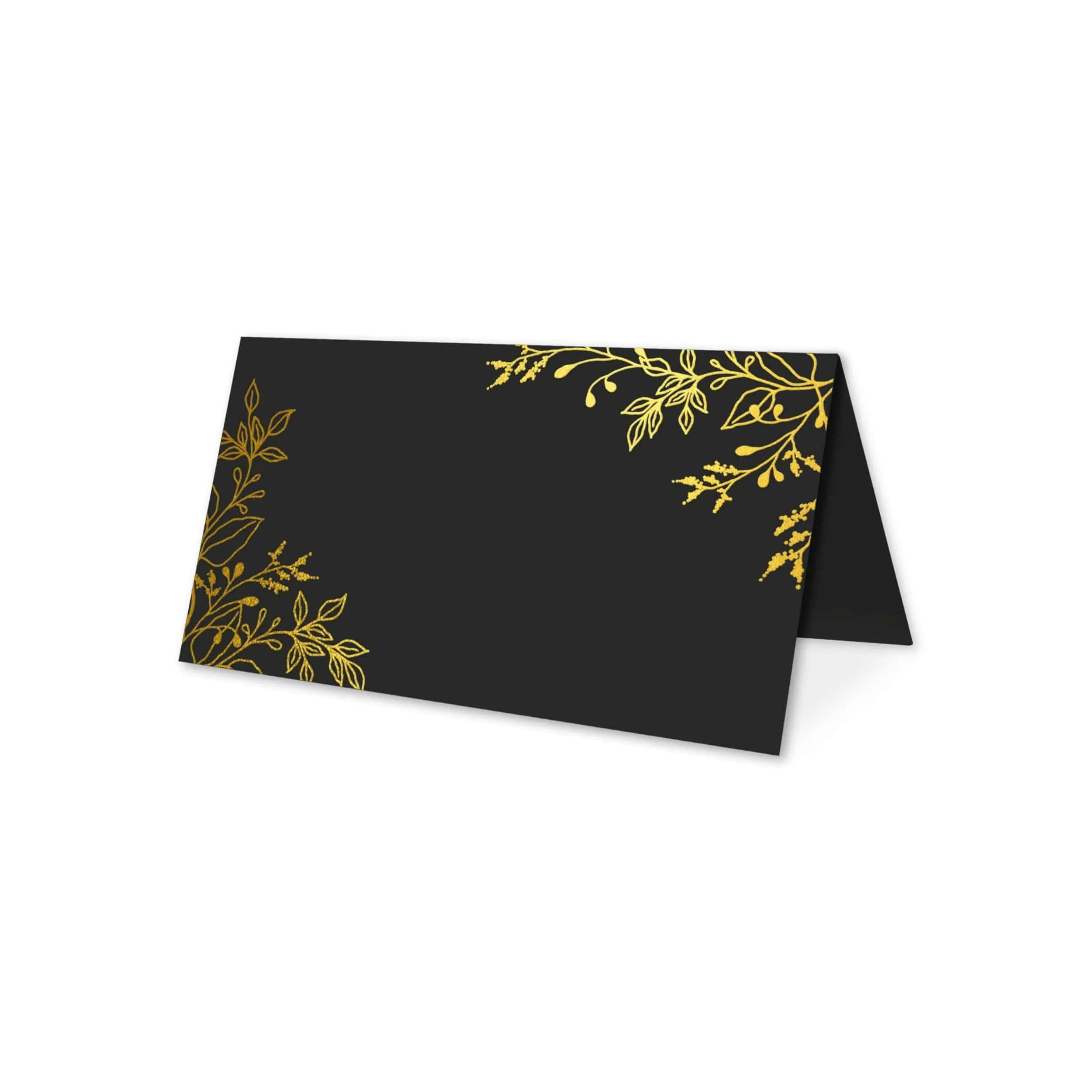 Winietka czarna uniwersalna z eleganckim złoceniem, przeznaczona do prezentacji nazwiska gościa stylizowaną czcionką. Subtelny dodatek do dekoracji stołu weselnego, podkreślający uroczysty charakter przyjęcia.