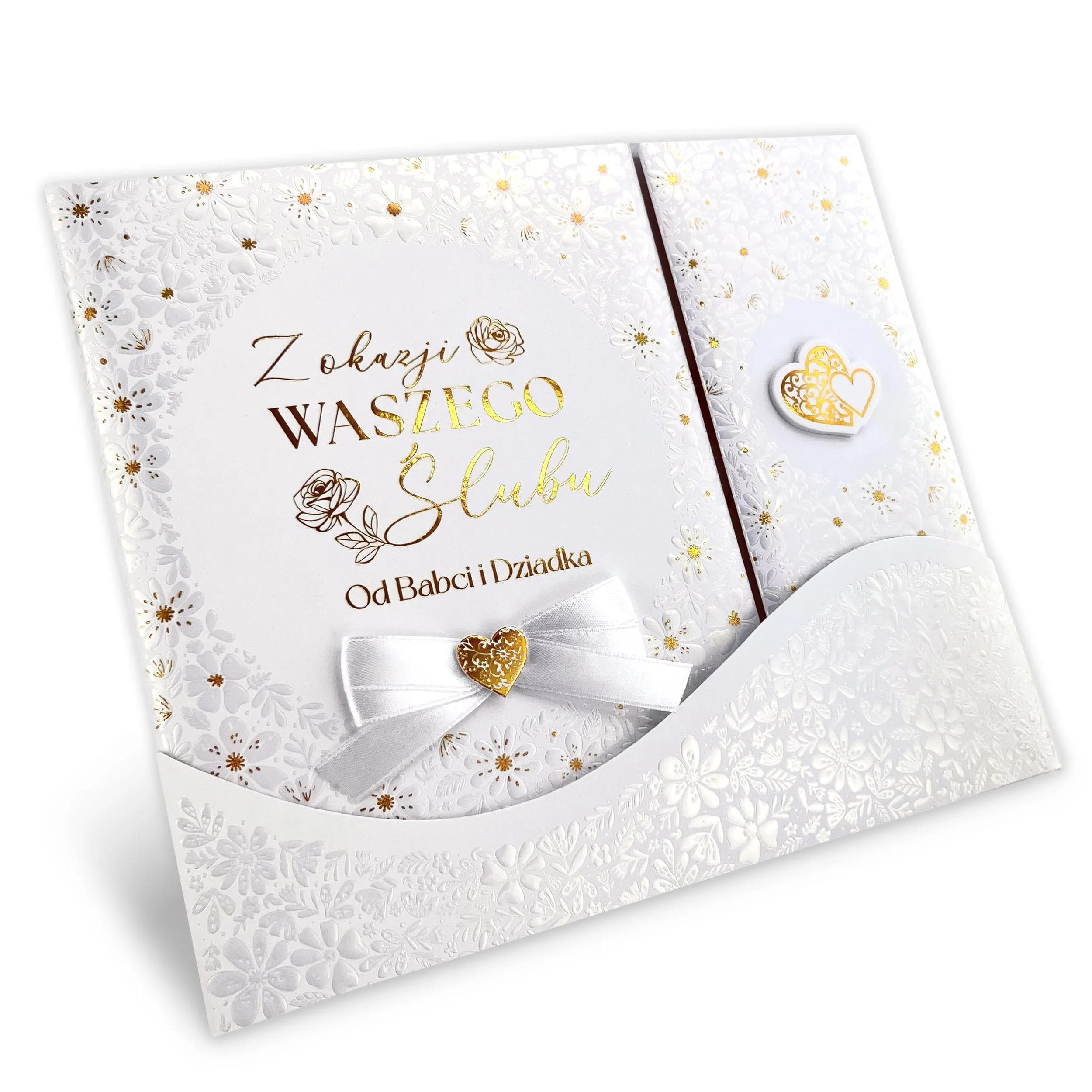 Album na zdjęcia Ślubne i wpisy gości - piękne złocenia, tłoczenia i satynowa kokarda sprawiają, że album jest niezwykle elegancki i stylowy, zdjęcie pod kątem.