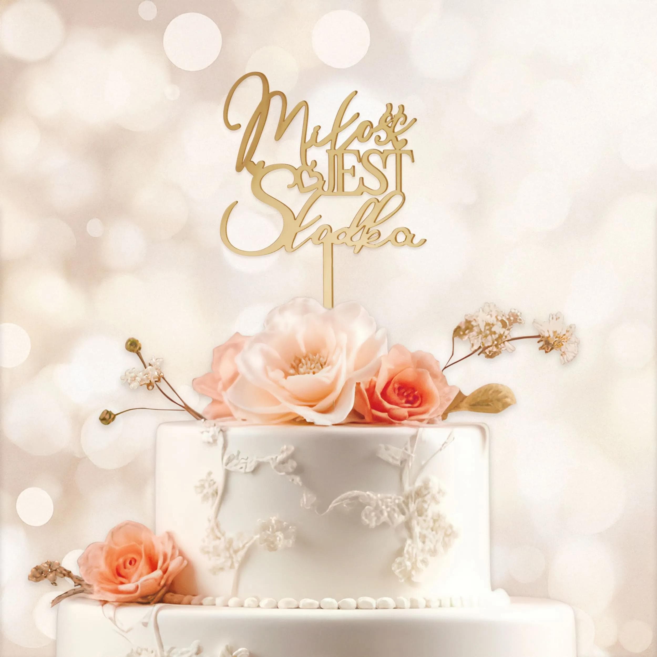 Złoty topper na tort ślubny w lustrzanym wykończeniu, elegancka dekoracja z napisem, odbijająca światło i umieszczona na szpilkach do łatwego mocowania na torcie