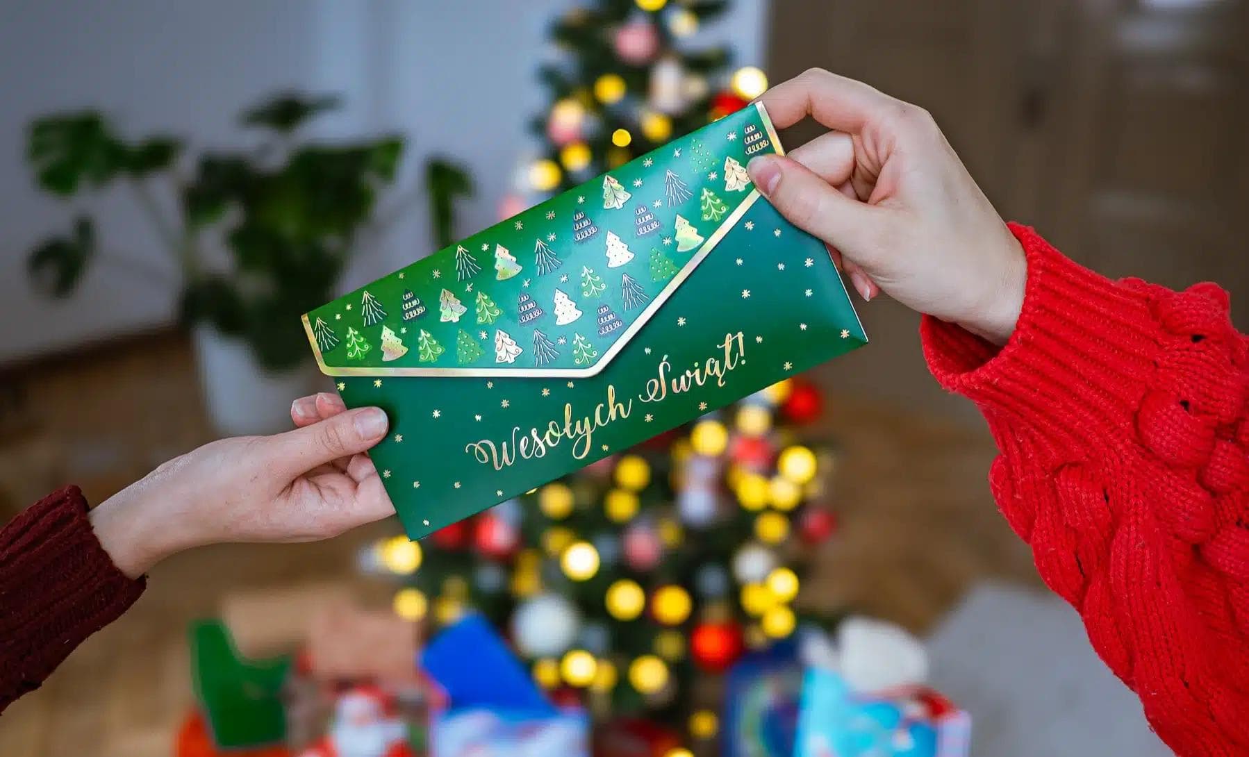 Jak ładnie zapakować pieniądze, bony, vouchery i karty podarunkowe na święta? Pakowanie pieniędzy na prezent