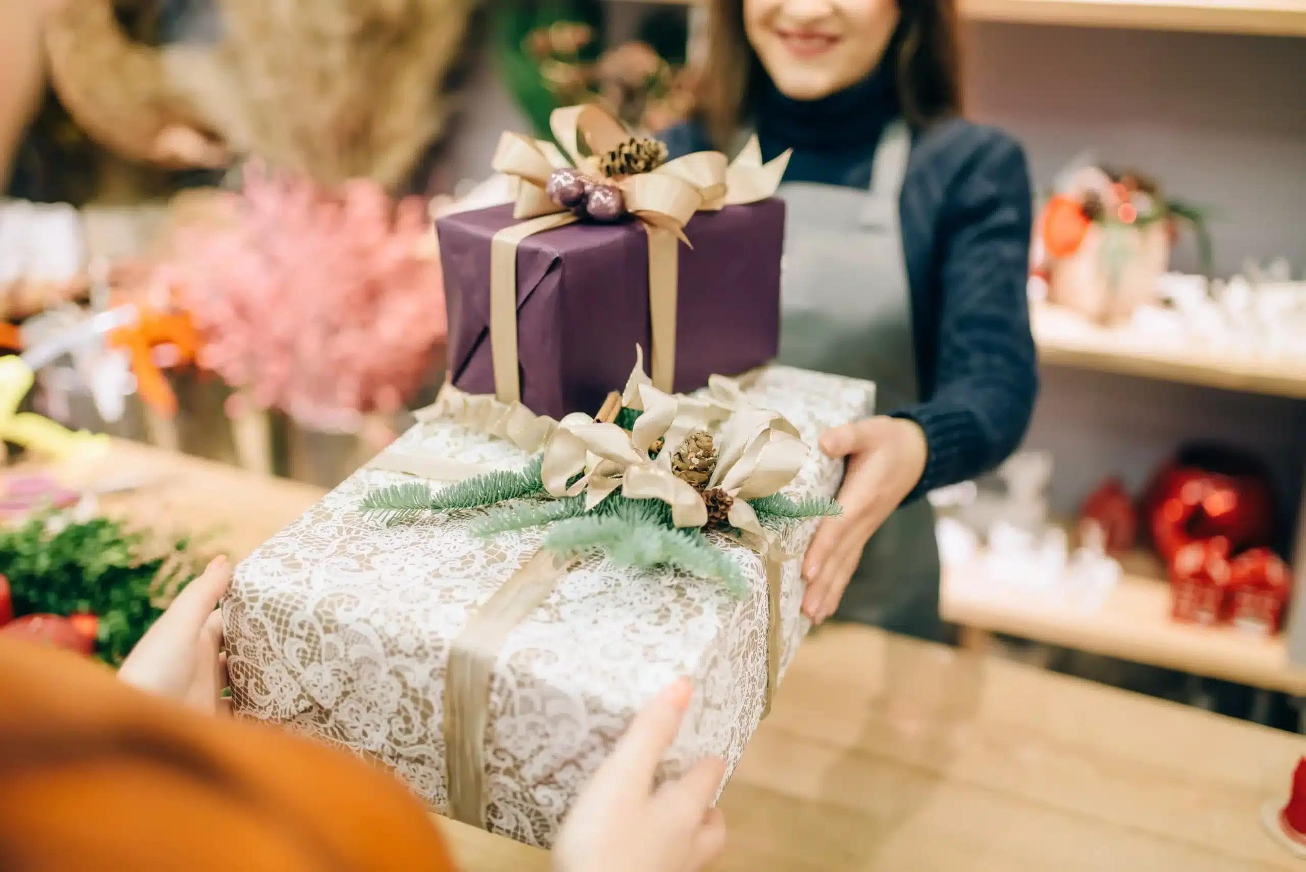 Cross-selling i up-selling w kwiaciarni: jak łączyć kartki i dekoracje w zestawy prezentowe, aby zarabiać więcej?