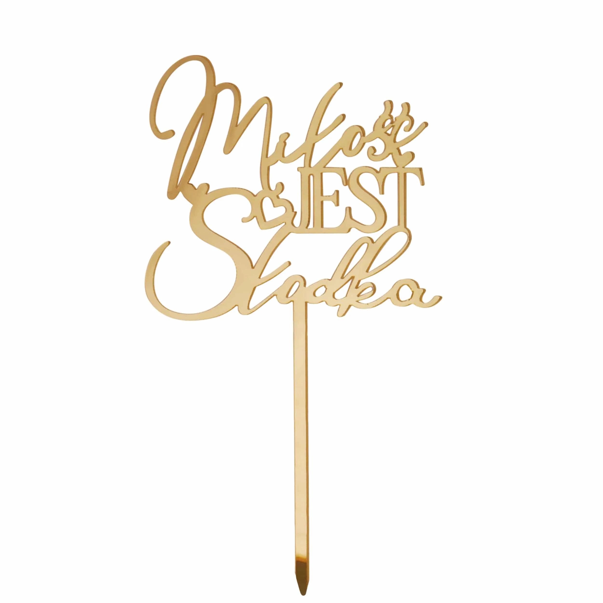 Złoty topper na tort ślubny w lustrzanym wykończeniu, elegancka dekoracja z napisem, odbijająca światło i umieszczona na szpilkach do łatwego mocowania na torcie