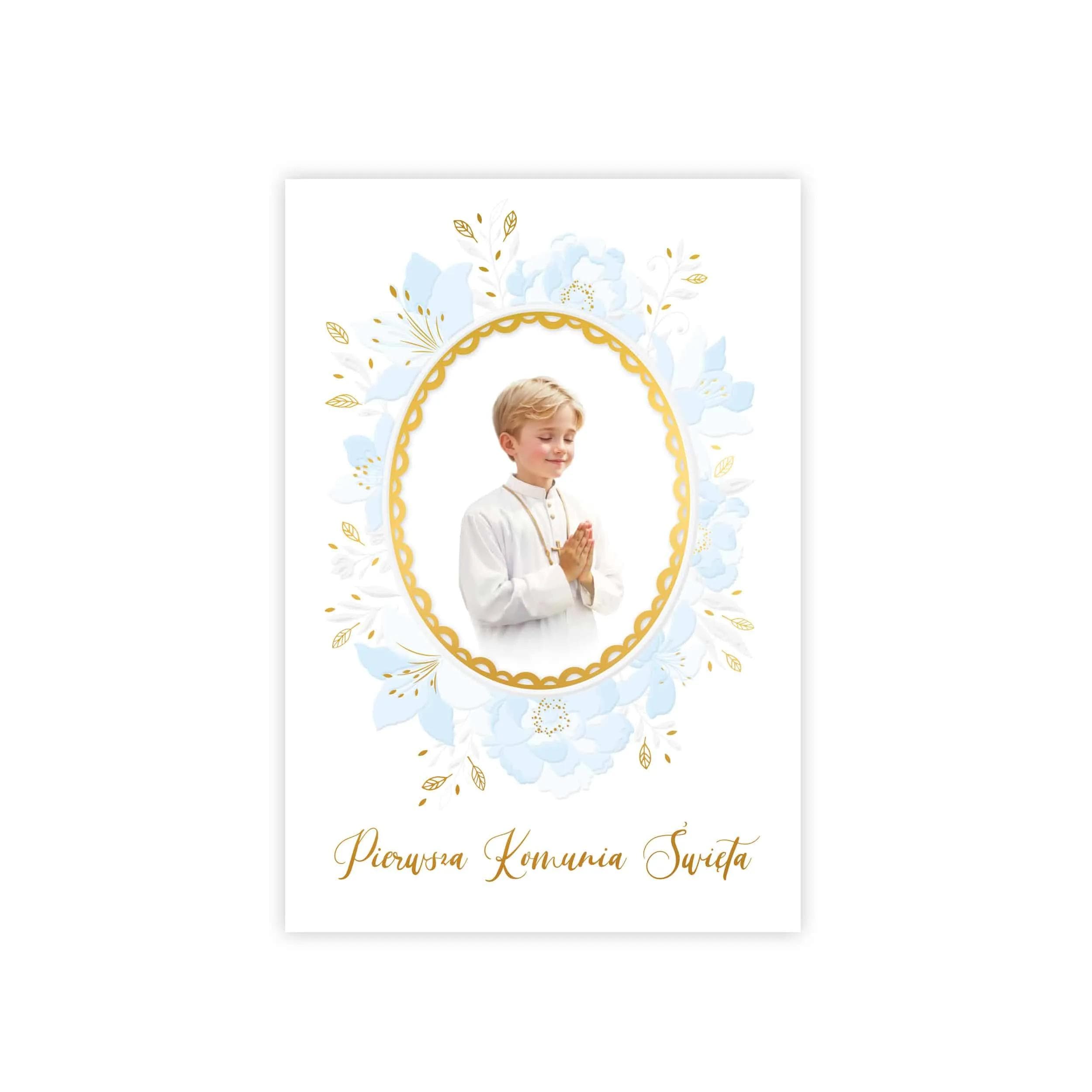 Karnet LC z okazji I Komunii Świętej łączy tradycyjne wzornictwo z eleganckim wykończeniem, wianek z kwiatów, niebieski wianek, blond chłopiec