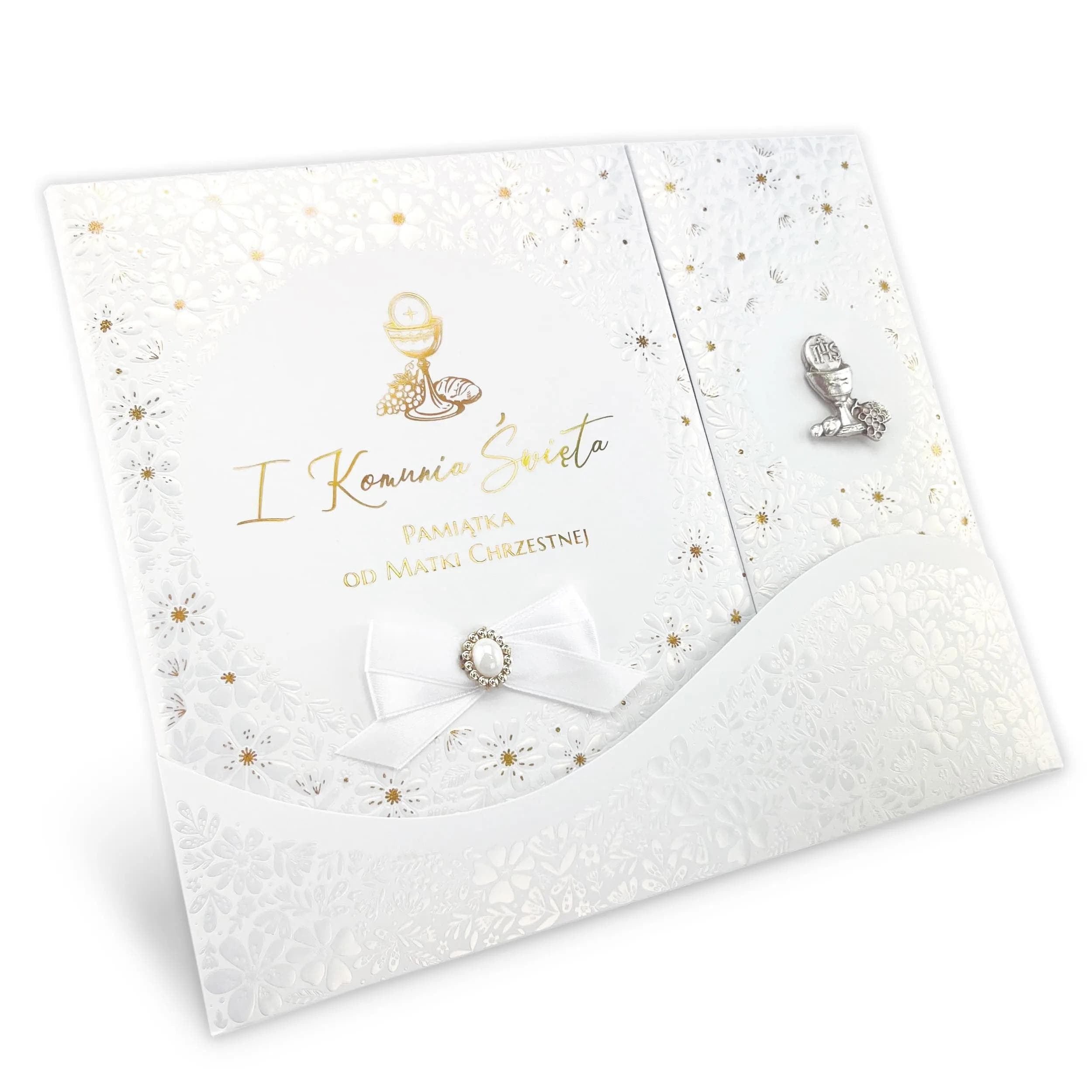 Zdjęcie albumu a4 na Komunię pod kątem, pokazuje wszystkie szczegóły zdobień, wzór w tłoczone kwiatki z kokardką od Matki Chrzestnej