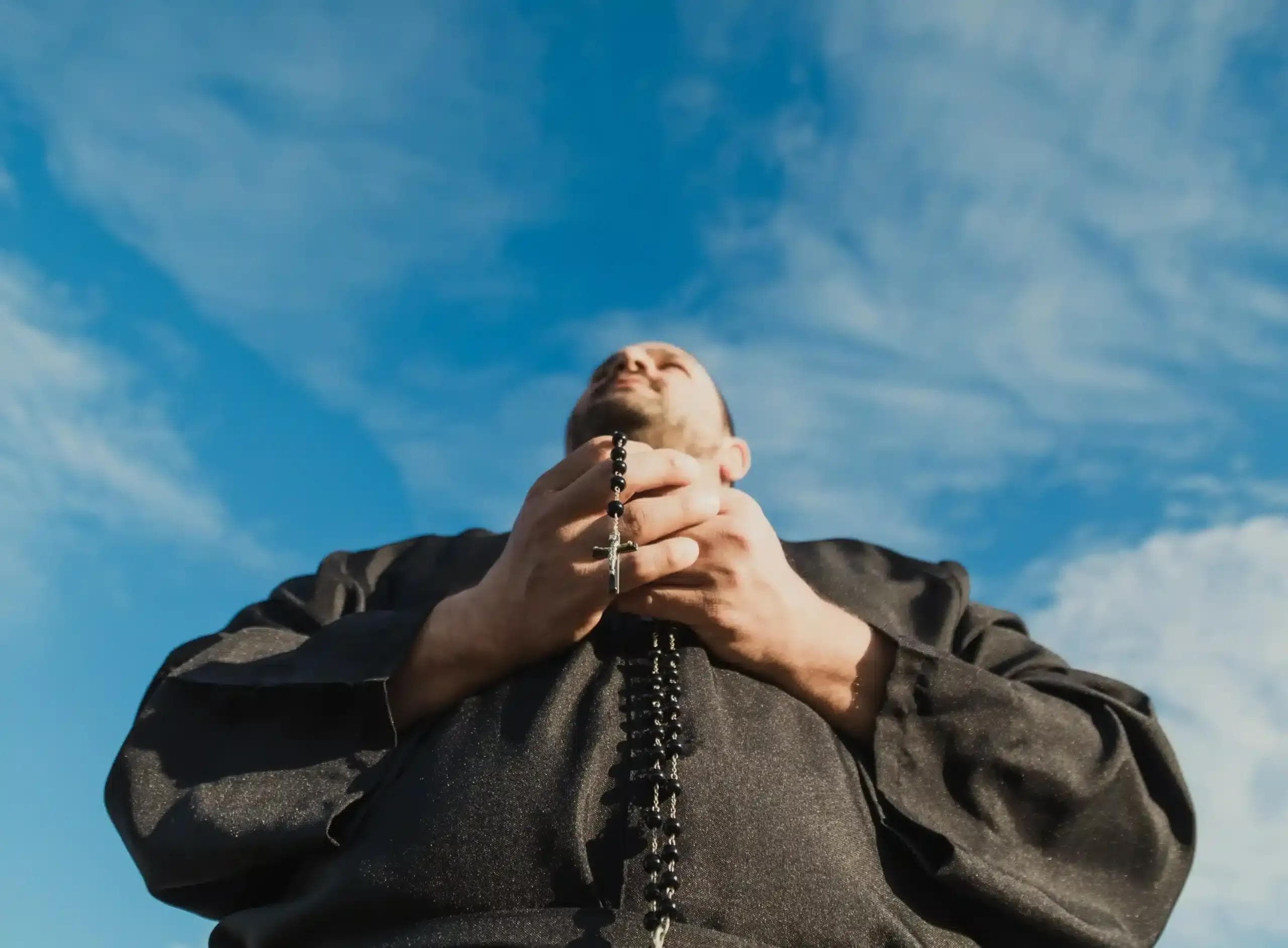 Jak pogratulować z okazji święceń kapłańskich lub prymicji? Gratulacje dla księdza