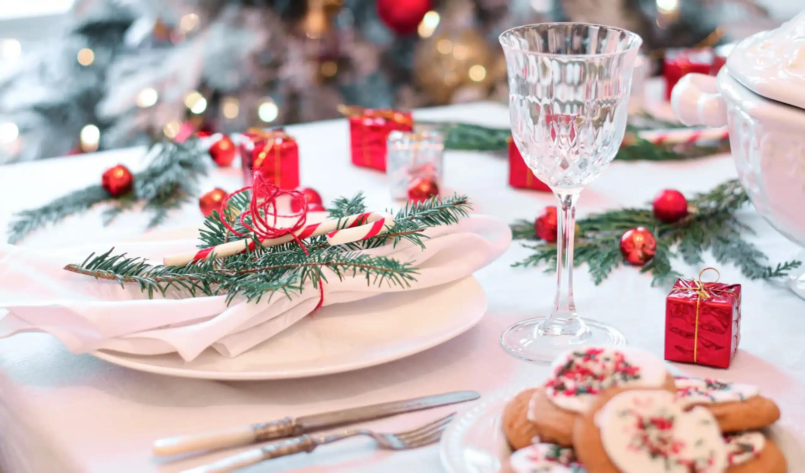 Jak udekorować dom i stół świąteczny? Dekoracje do domu na święta – poradnik pełen inspiracji